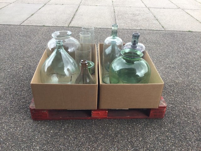 2x dozen met glazen kruiken, bloempotten, vazen ed, diverse kleuren - afbeelding 1 van  2