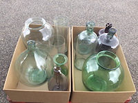 2x dozen met glazen kruiken, bloempotten, vazen ed, diverse kleuren - afbeelding 2 van  2