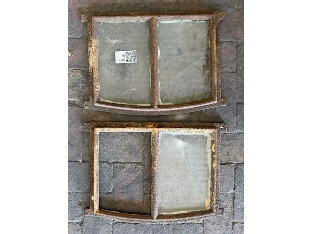 2x gebogen 2-ruits stalramen, historisch, wit/roest, 43 x 31 cm - afbeelding 1 van  3