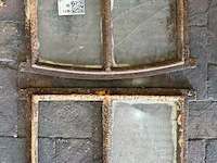 2x gebogen 2-ruits stalramen, historisch, wit/roest, 43 x 31 cm