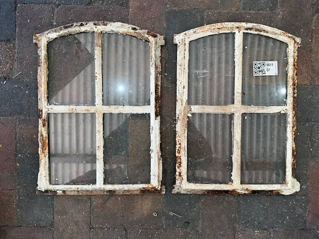 2x gebogen 4-ruits stalramen, historisch, wit/roest, 34 cm breed; 45-50 cm hoog - afbeelding 1 van  4