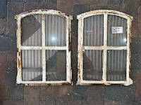 2x gebogen 4-ruits stalramen, historisch, wit/roest, 34 cm breed; 45-50 cm hoog