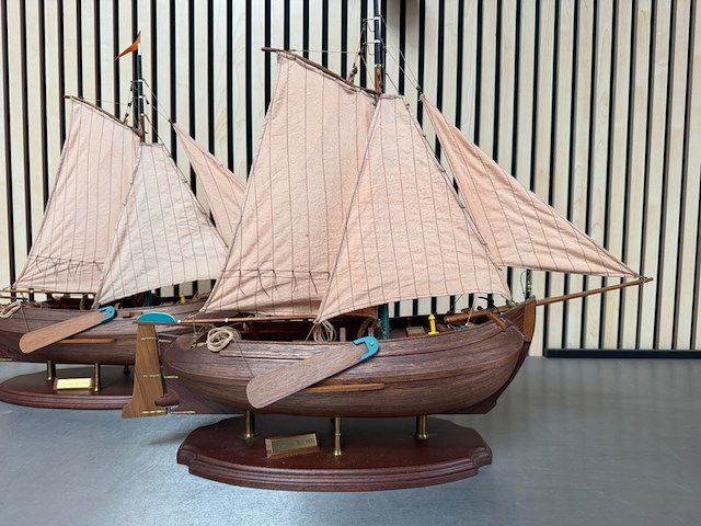 2x gedetailleerd houten scheepsmodel enkhuizer bol 1902 - afbeelding 2 van  11