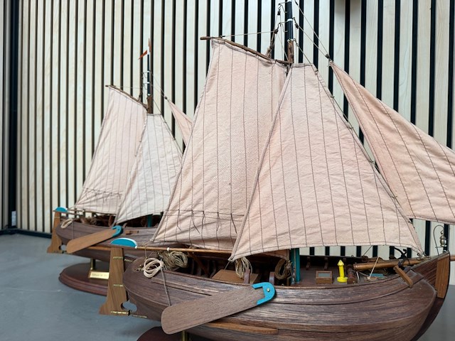 2x gedetailleerd houten scheepsmodel enkhuizer bol 1902 - afbeelding 5 van  11
