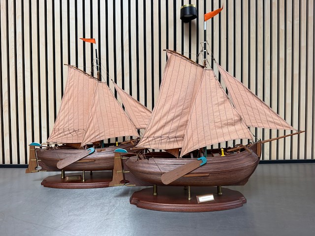 2x gedetailleerd houten scheepsmodel enkhuizerbol, enkhuizer bol 1902 - afbeelding 1 van  9