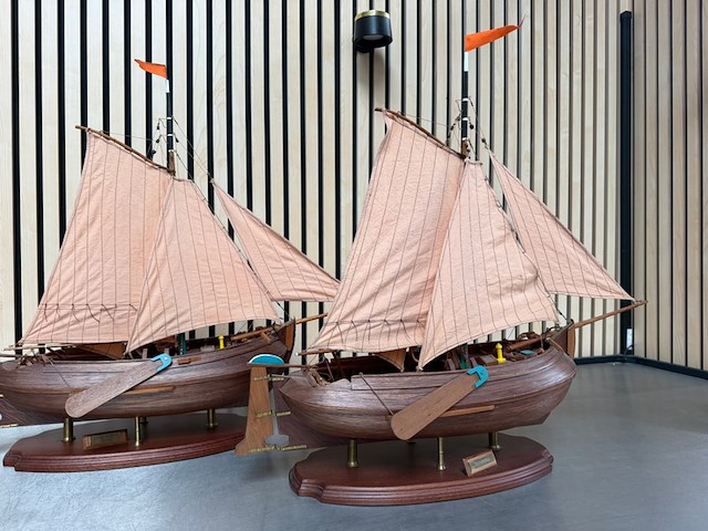 2x gedetailleerd houten scheepsmodel enkhuizerbol, enkhuizer bol 1902 - afbeelding 9 van  9