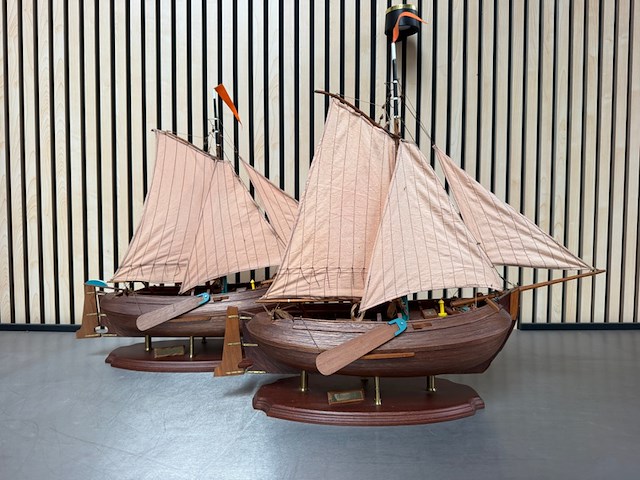 2x gedetailleerd houten scheepsmodel enkhuizerbol - afbeelding 1 van  9
