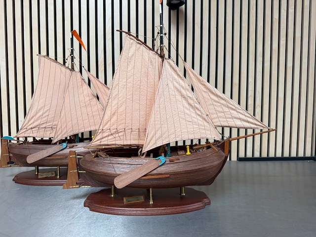 2x gedetailleerd houten scheepsmodel enkhuizerbol - afbeelding 2 van  9