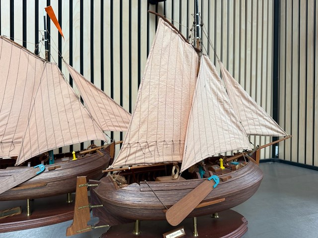 2x gedetailleerd houten scheepsmodel enkhuizerbol - afbeelding 5 van  9