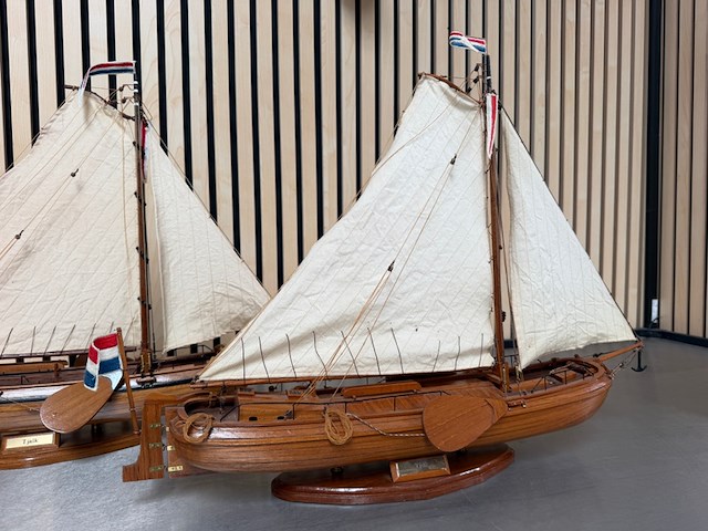 2x gedetailleerd houten scheepsmodel tjalk - afbeelding 3 van  10