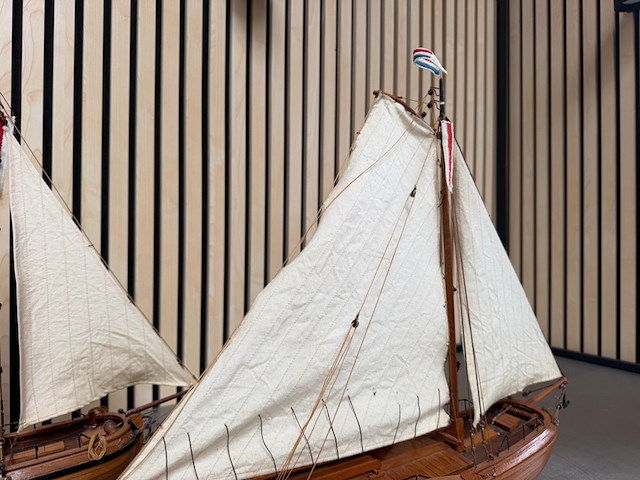 2x gedetailleerd houten scheepsmodel tjalk - afbeelding 8 van  10