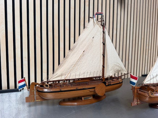 2x gedetailleerd houten scheepsmodel tjalk - afbeelding 9 van  10