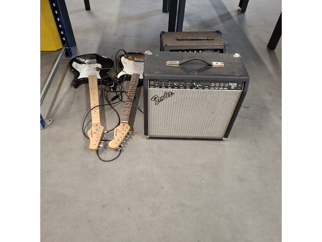 2x gitaar en 2x gitaar versterker , behringer, phoenix, fender - afbeelding 1 van  8