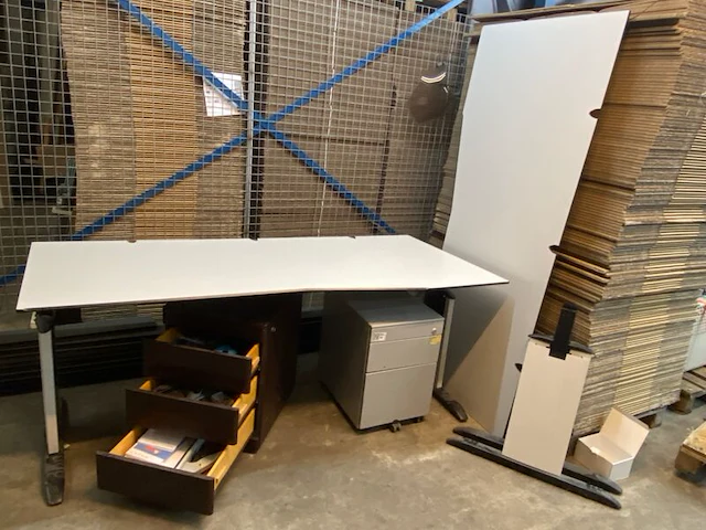2x grote bureaus en ladekastjes - afbeelding 1 van  9