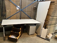 2x grote bureaus en ladekastjes