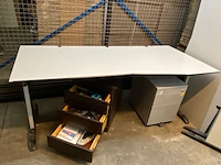 2x grote bureaus en ladekastjes - afbeelding 2 van  9