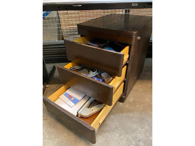 2x grote bureaus en ladekastjes - afbeelding 6 van  9