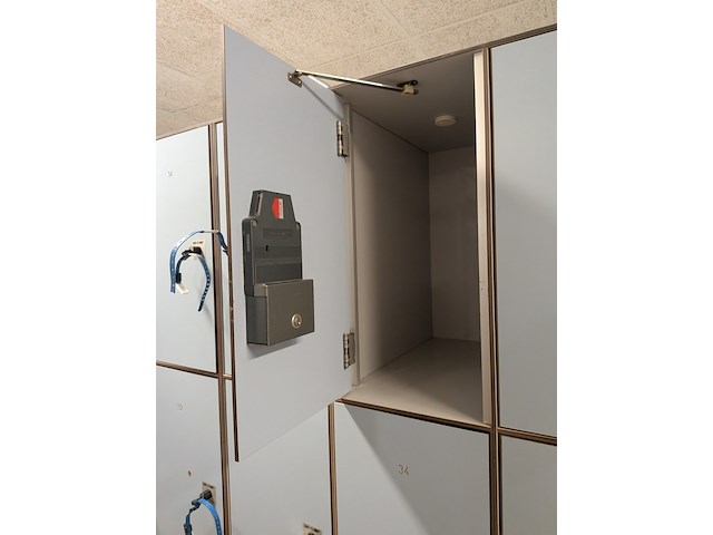 2x grote kleedruimte met lockermodule - afbeelding 13 van  25