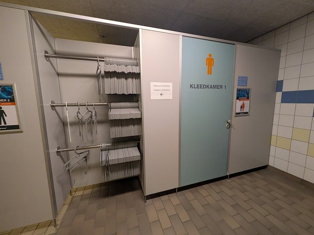 2x grote kleedruimte met lockermodule - afbeelding 19 van  25