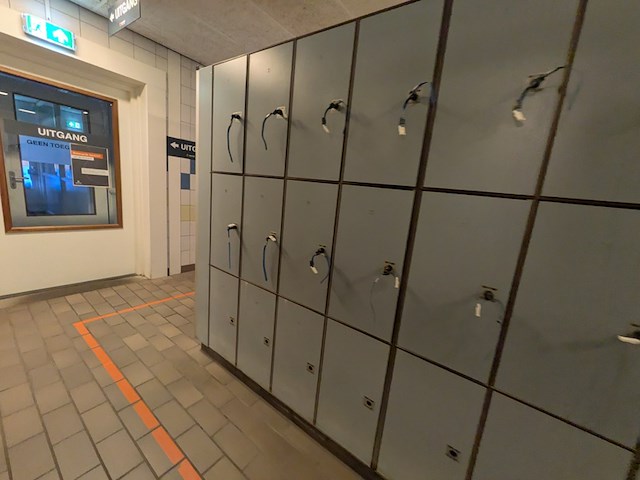 2x grote kleedruimte met lockermodule - afbeelding 23 van  25