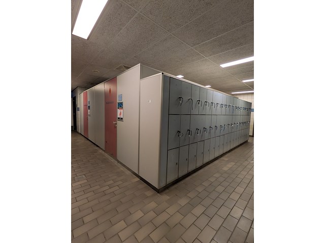 2x grote kleedruimte met lockermodule - afbeelding 1 van  20