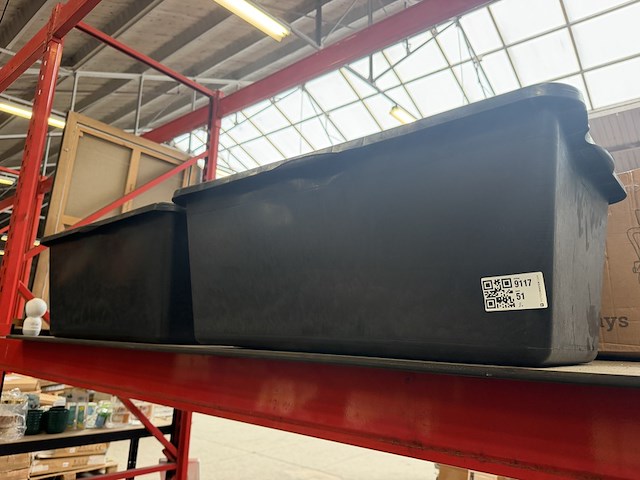 2x grote kunststof bak - afbeelding 1 van  3