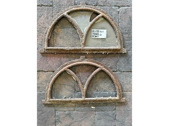 2x halfronde stalraamframes, historisch, wit/roest, 37,5 x 21 cm - afbeelding 1 van  3