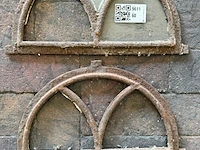 2x halfronde stalraamframes, historisch, wit/roest, 37,5 x 21 cm