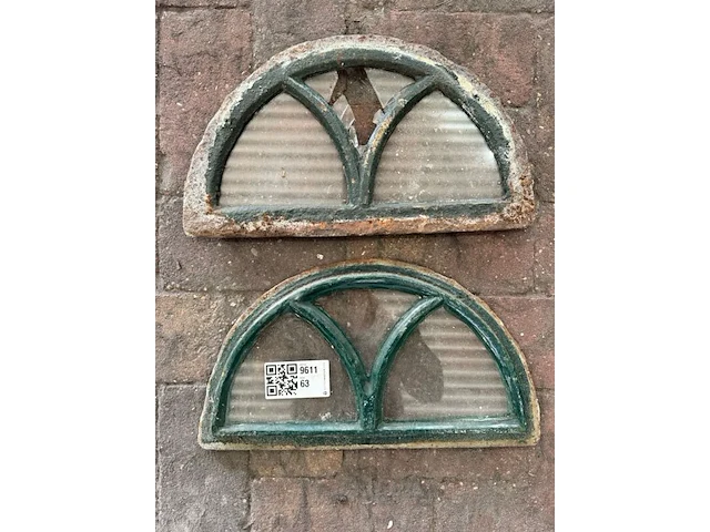 2x halfronde stalramen, historisch, groen/roest, 37,5 x 20 cm - afbeelding 1 van  3