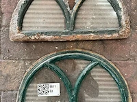 2x halfronde stalramen, historisch, groen/roest, 37,5 x 20 cm