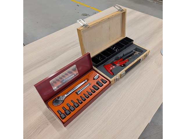 2x handgereedschap - afbeelding 1 van  8