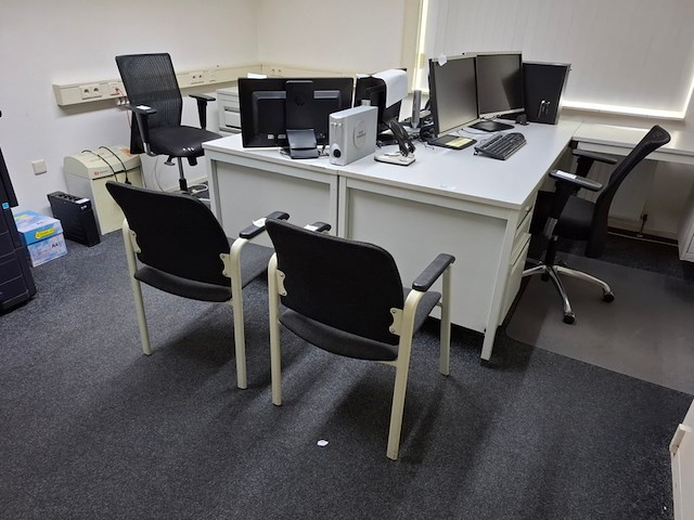 2x hoekbureau met 4x diverse stoel - afbeelding 1 van  8