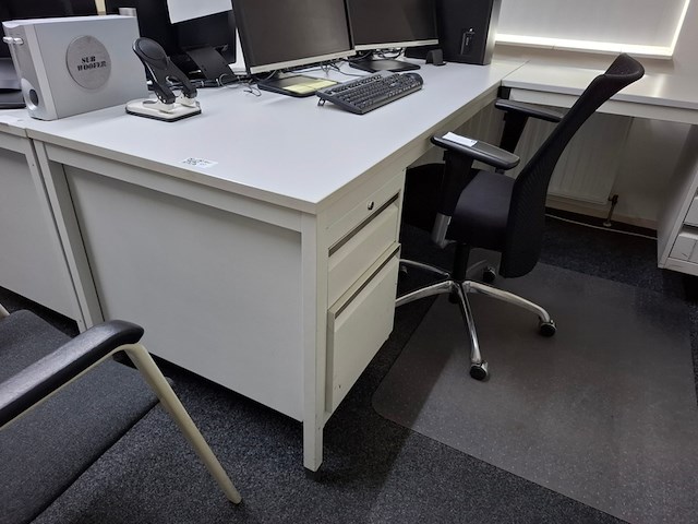 2x hoekbureau met 4x diverse stoel - afbeelding 2 van  8
