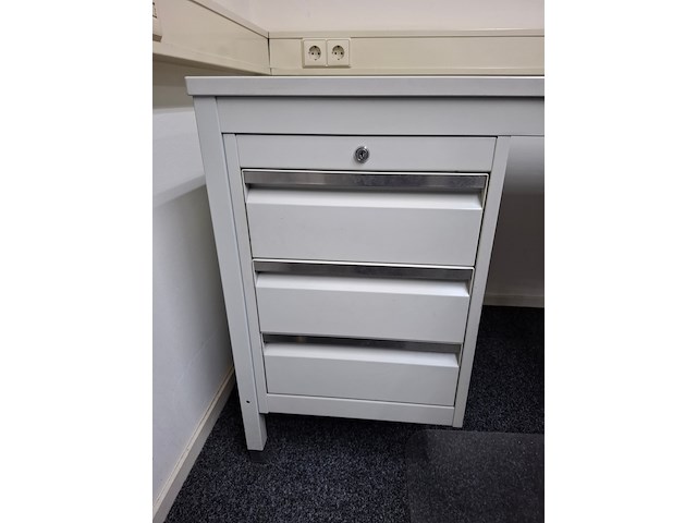 2x hoekbureau met 4x diverse stoel - afbeelding 6 van  8