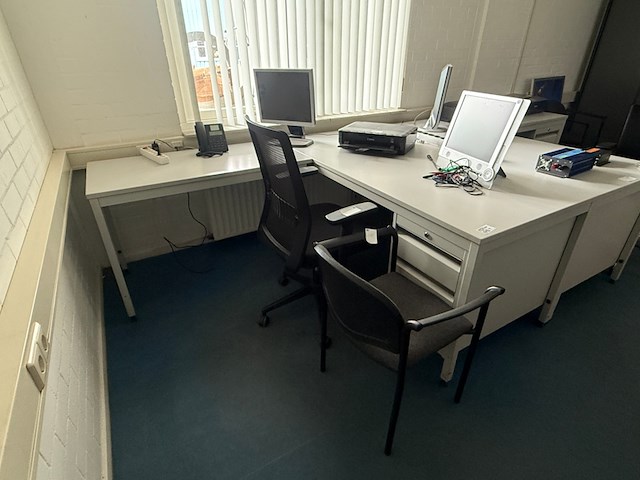 2x hoekbureau met 6x diverse stoel - afbeelding 1 van  6