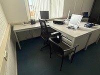 2x hoekbureau met 6x diverse stoel - afbeelding 1 van  6
