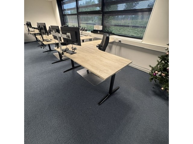 2x hoekbureau met bureaustoel, ahrend, mehes, eiken/zwart - afbeelding 3 van  10