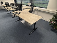 2x hoekbureau met bureaustoel, ahrend, mehes, eiken/zwart - afbeelding 3 van  10