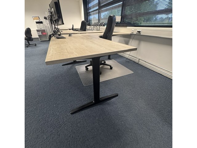 2x hoekbureau met bureaustoel, ahrend, mehes, eiken/zwart - afbeelding 4 van  10