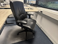 2x hoekbureau met bureaustoel, ahrend, mehes, eiken/zwart - afbeelding 6 van  10