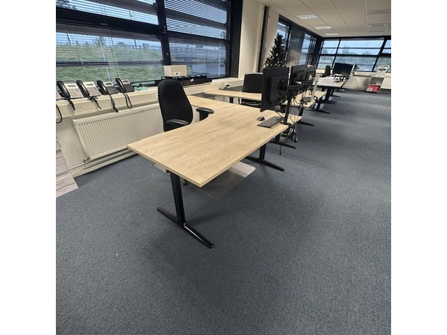 2x hoekbureau met bureaustoel, ahrend, mehes, eiken/zwart - afbeelding 7 van  10