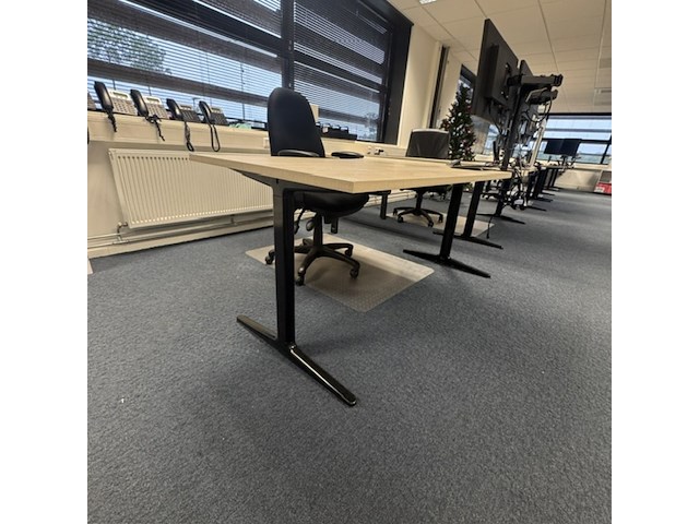 2x hoekbureau met bureaustoel, ahrend, mehes, eiken/zwart - afbeelding 8 van  10