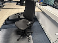 2x hoekbureau met bureaustoel, ahrend, mehes, eiken/zwart - afbeelding 1 van  7