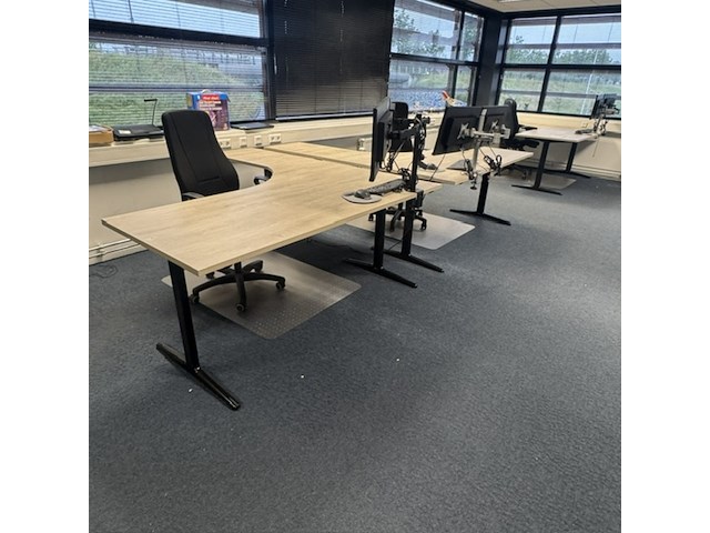 2x hoekbureau met bureaustoel, ahrend, mehes, eiken/zwart - afbeelding 2 van  7