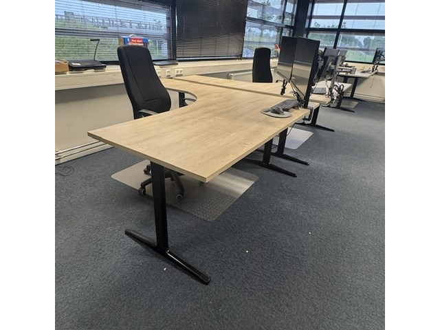 2x hoekbureau met bureaustoel, ahrend, mehes, eiken/zwart - afbeelding 3 van  7
