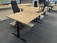 2x hoekbureau met bureaustoel, ahrend, mehes, eiken/zwart - afbeelding 3 van  7