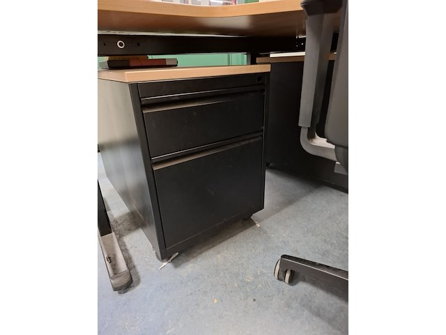 2x hoekbureau - afbeelding 8 van  12