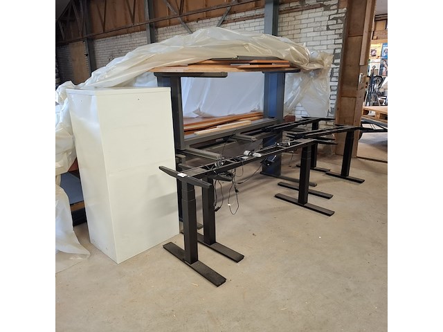 2x hoekopstelling bureau deels in hoogte verstelbaar - afbeelding 22 van  24