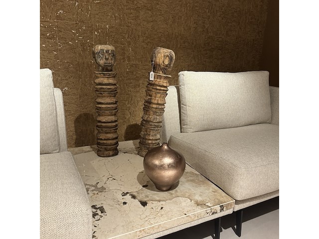 2x houten beeld en vaas raw interiors en wp - afbeelding 1 van  7
