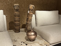2x houten beeld en vaas raw interiors en wp - afbeelding 1 van  7